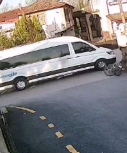 Sağdan sollayan motosikletli otomobile çarptı