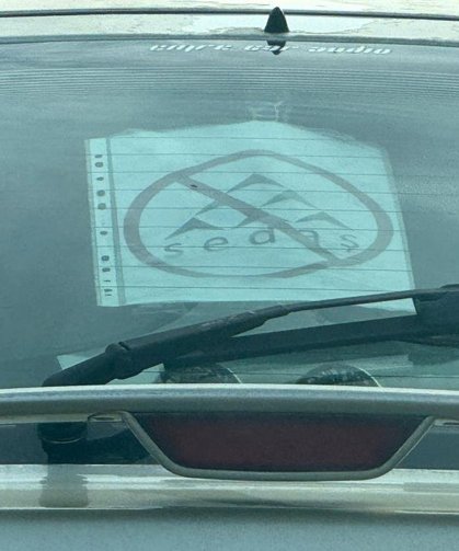 SEDAŞ vatandaşı bıktırdı! Tepkisini otomobilinin camına astığı özel tasarımlı afişle gösterdi