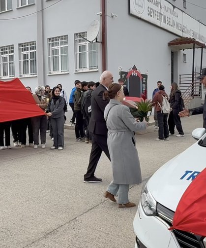 Kavga ihbarı üzerine geldiler, alkışlarla karşılandılar