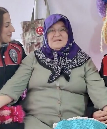 Sakarya polisinden anlamlı ziyaret: Saime teyzenin elini öpüp hediyelerini aldılar