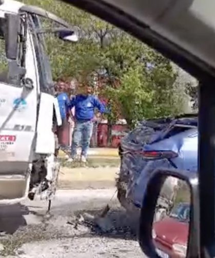 Erenler’de kaza: SASKİ vidanjörü elektrikli araca arkadan çarptı