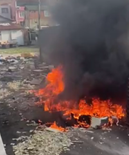 Evinin önünü çöplüğe çevirdiler; Vatandaş isyan etti