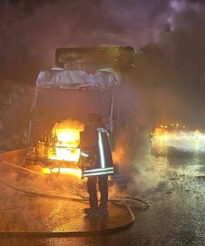 D-650'de tır yandı