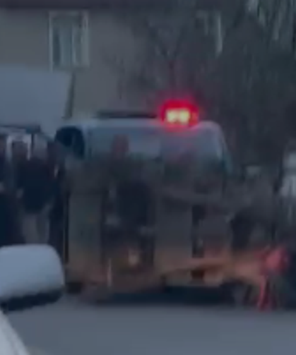 Tarım aracı devrildi: 2 kişi yaralandı