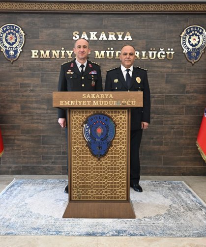 Sakarya'da jandarmadan polise kutlama ziyareti