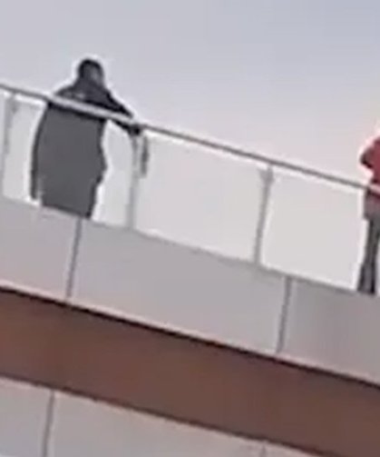 Arifiye'de hareketli anlar! Çatıya çıkan kişi polis müdahalesiyle indirildi