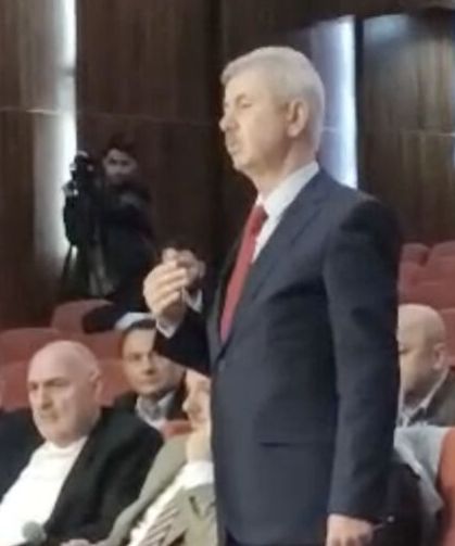 Adapazarı Belediyesi'nde gergin geçen başkanvekilliği seçimini Mehmet Yılmaz kazandı