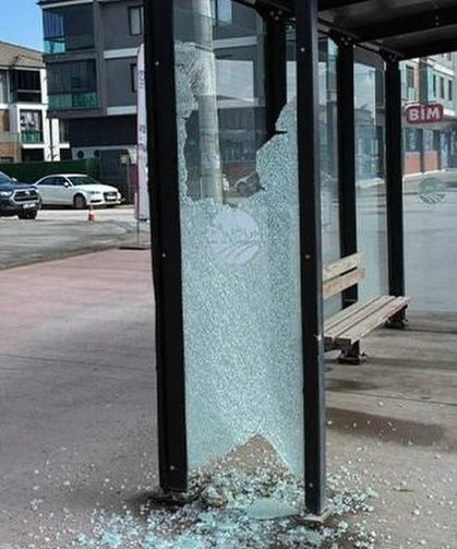 Yolcu durağına zarar verildi, Büyükşehir anında müdahale etti