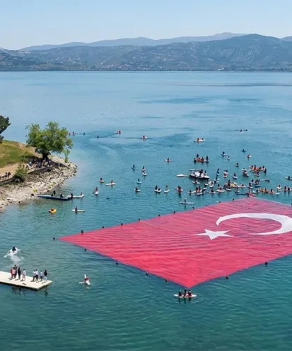 Sapanca Gölü’nde 1923 metrekarelik dev Türk bayrağı açıldı
