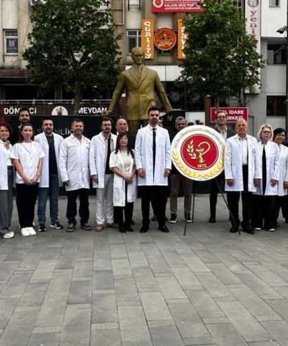 Sakarya'da eczacılar anıta çelenk sundu