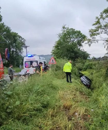 Sapanca’da otomobil su kanalına devrildi: 2 yaralı