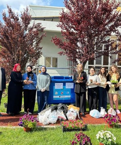 Gençlerden örnek hareket: Çöp topladılar, bahçeyi güllerle süslediler