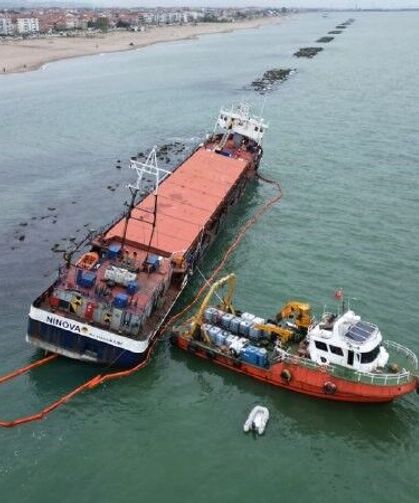 Karasu'da karaya oturan NINOVA gemisinde temizlik çalışmaları sürüyor