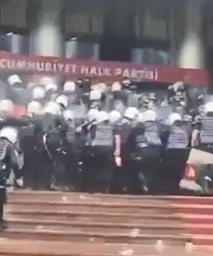 CHP Genel Merkez Binası polis müdahalesiyle boşaltıldı: "Herkes kendine yakışanı yapıyor"
