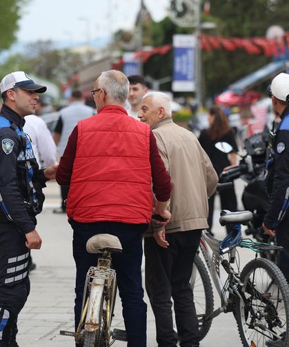 Şehrin en kalabalık noktalarında huzur denetimi! Büyükşehir zabıtası sürücüleri tek tek durdurarak uyardı