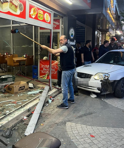Otomobil iş yerine girdi