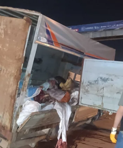 Kurban atığı taşıyan araç ile otomobil çarpıştı