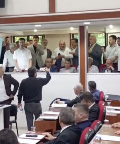 Büyükşehir Meclisi'nde muhtar ile CHP’li üyeler arasında tartışma!