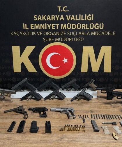 Sakarya'da iki ilçede silah kaçakçılığı operasyonu: 17 tabanca ele geçirildi