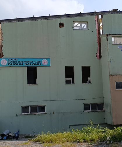 Hendek öğretmenevi yıkılıyor
