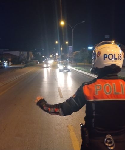 Serdivan’da yunus timlerinden sıkı denetim: Şüpheli araç ve şahıslar tek tek kontrol edildi