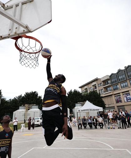 Serdivan’da 3x3 Streetball heyecanı potaları salladı
