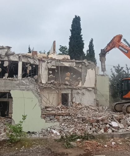 Hendek öğretmenevi yıkıldı