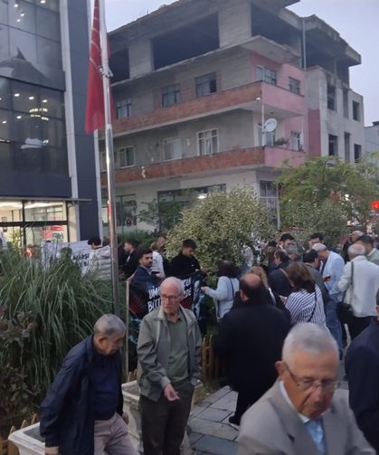 Butlan kararı sonrası CHP Sakarya Binası'nda partililer toplandı