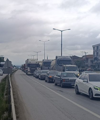 Burası D-100 kara yolu! Hendek'te uzun kuyruklar...