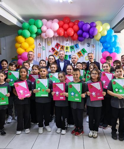 Yusuf Alemdar miniklerin karne heyecanına ortak oldu