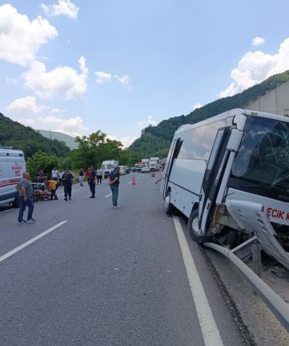 Midibüs tıra arkadan çarptı: 6 yaralı