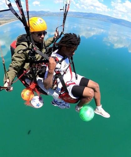 İznik Gölü'nün bin metre üzerinde top sektirdi