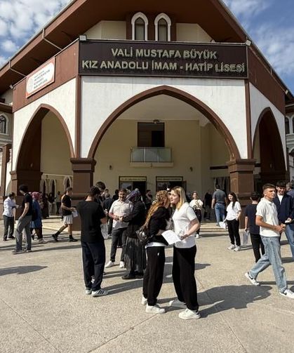 Sakarya'da YKS'nin ilk oturumu başladı: Öğrenciler sınavda, veliler dışarda ter döküyor
