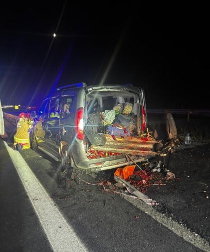 Düzce-Sakarya sınırında hafif ticari araç bariyerlere saplandı: 4 kişi yaralandı