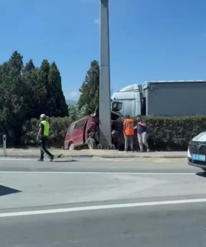 Panelvan yön tabelasına çarptı: 1 ölü, 2 yaralı