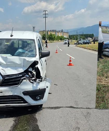 Akyaz Devlet Hastanesi Kavşağı'nda korkutan kaza: 2 yaralı