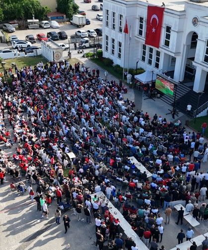 Erenler Belediyesi'nde dev ekranda milli maç coşkusu