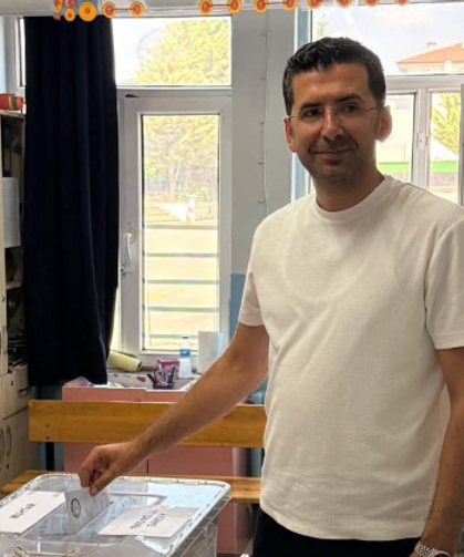 Kaynarca’da muhtarlık ara seçimi: Başkan Kadir Yazgın oyunu kullandı