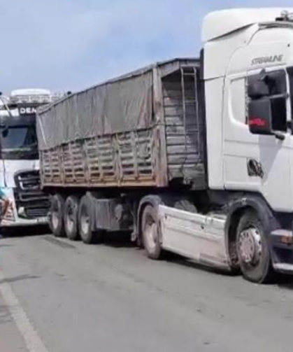 Baba ve oğlunun kullandığı tırlar çarpıştı
