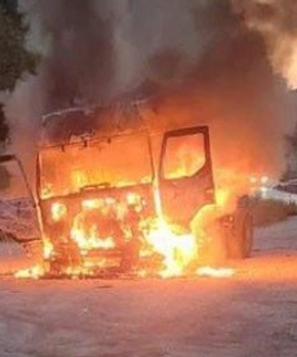 Seyir halindeki tır alev alev yandı