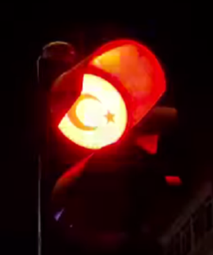 Sakarya'da trafik ışıkları 'ay yıldızlı' yanıyor