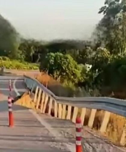 Karasu’da heyelan sonrası hasarlı yol tehlike saçıyor