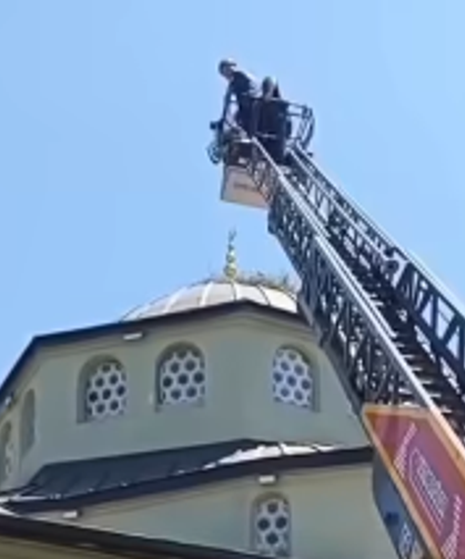 Ayağına ip dolanan yavru leyleği itfaiye ekipleri kurtardı