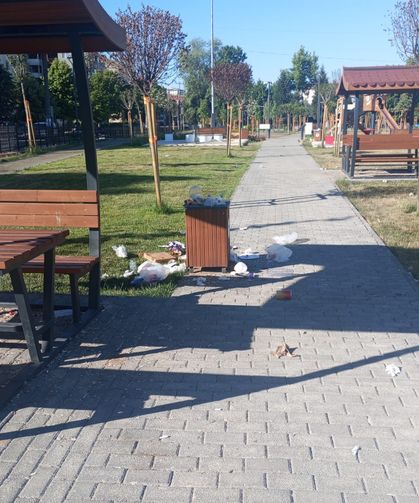 Ferizli'de Parkta Çöp Tepkisi: “Bari Siz Yapmayın”