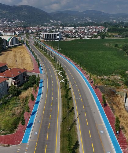 Büyükşehir, yol çizgilerini yenileyerek güvenli ulaşımı güçlendiriyor