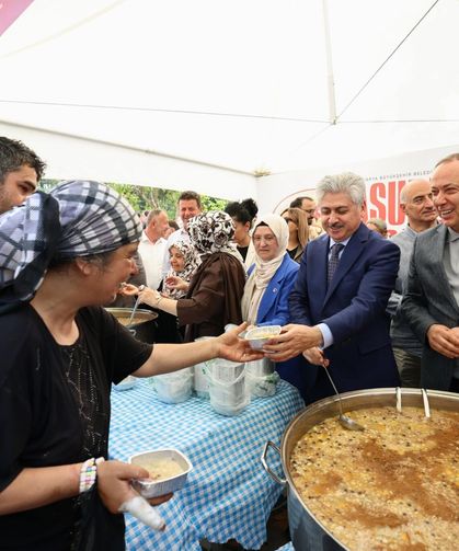 Büyükşehir aşure dağıttı