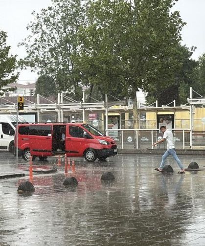 Sakarya'da yaz sıcağını sağanak ve kuvvetli rüzgar bozdu