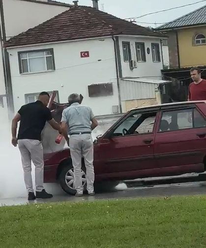 Dumanların yükseldiği otomobile duyarlı sürücü müdahale etti