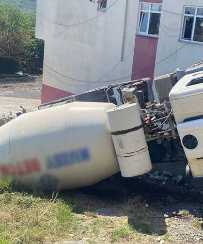 Kocaali'de beton mikseri devrildi