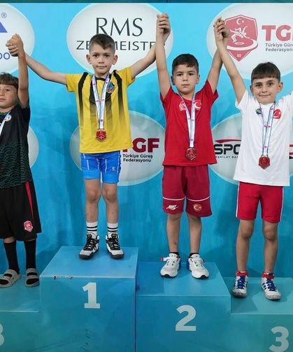 Serdivan Belediyesi Güreş Takımı'ndan Türkiye Şampiyonası'nda büyük başarı